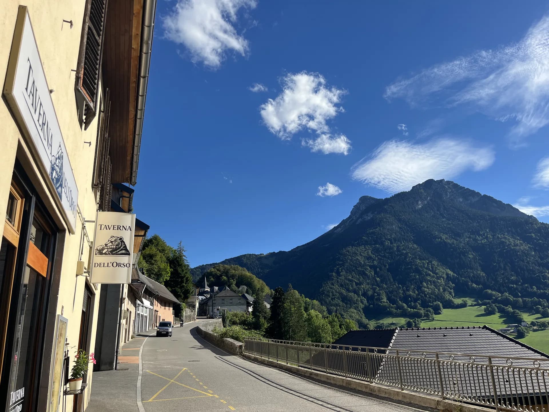 La façade de la Taverna dell'Orso, avec vue sur les montagnes des Bauges